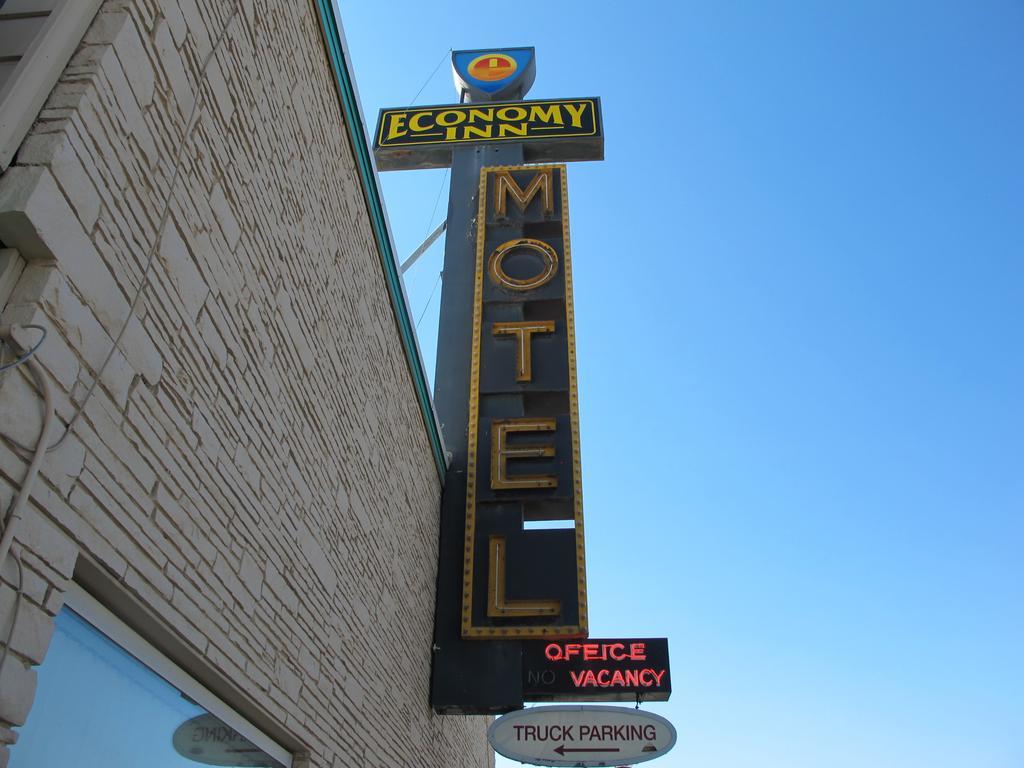Economy Inn Ontario Exteriér fotografie
